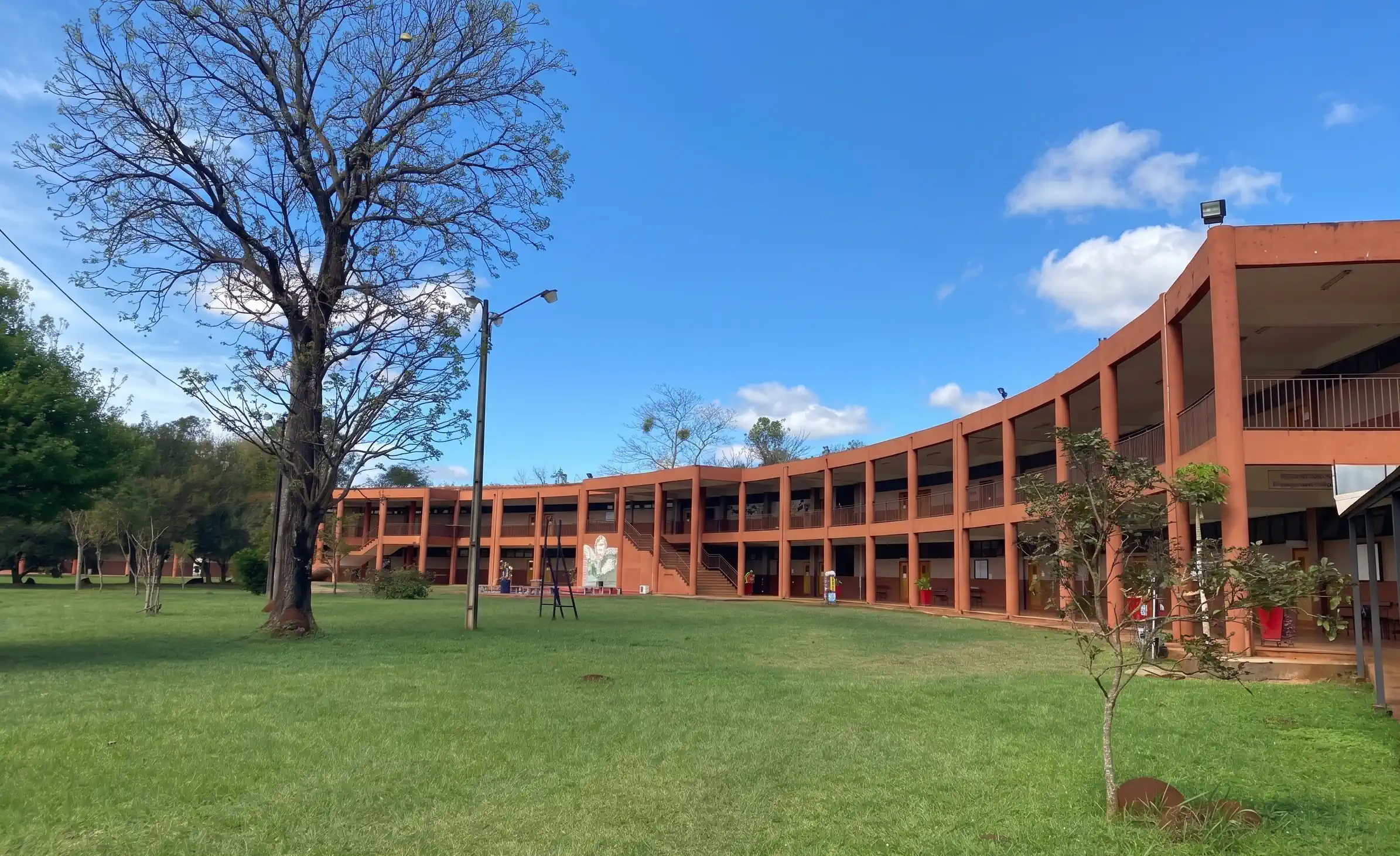 Edificio de la Facultad de Derecho y Ciencias Sociales - UNE