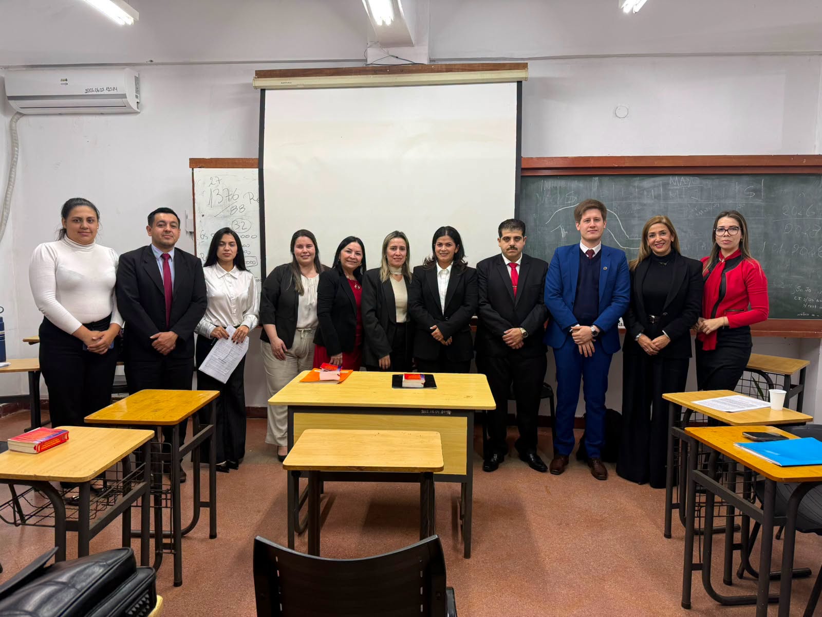 Estudiantes de Derecho fortalecen competencias mediante simulación de juicio oral y público