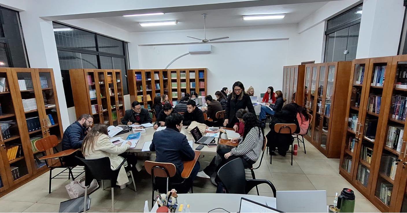 Estudiantes de Derecho de la Filial Santa Rita fortalecieron sus competencias investigativas con visita a la biblioteca